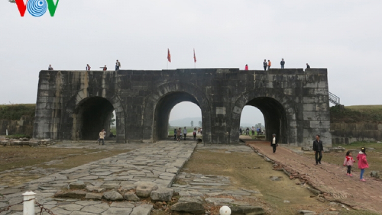 Thời sự đêm ngày 24/5/2015: Phát hiện nhiều dấu tích kiến trúc và di vật cổ trong vùng đệm khu di sản thế giới Thành nhà Hồ, tỉnh Thanh Hóa.