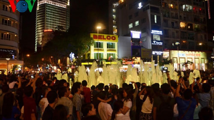 Thời sự chiều ngày 04/5/2015: Cảnh sát thành phố Hồ Chí Minh mật phục, tuần tra và lắp hàng trăm camera theo dõi tội phạm tại tuyến đường đi bộ Nguyễn Huệ.