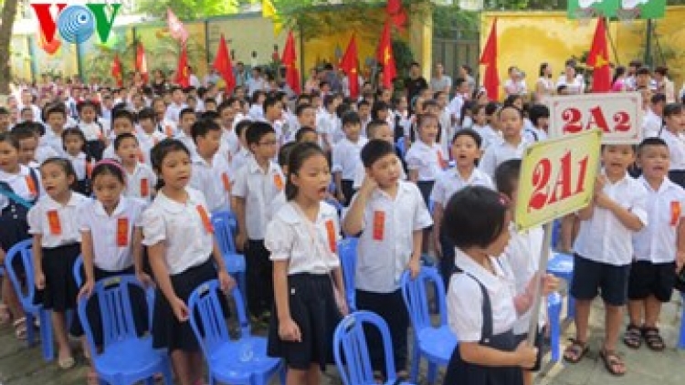 Thời sự trưa ngày 01/6/2015: Bắt đầu từ ngày hôm nay, các cơ quan, doanh nghiệp, trường học tại Hà Nội đồng loạt thực hiện nghi thức chào cờ sáng thứ 2