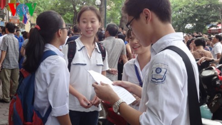 Căng thẳng “cuộc đua” vào lớp 10 trường THPT công lập (Theo dòng thời sự ngày 12/6/2015)