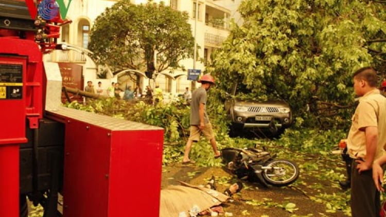 Thời sự đêm ngày 13/6/2015: Mưa dông lớn tại Hà Nội vào chiều nay làm 1 người chết và 3 người bị thương.