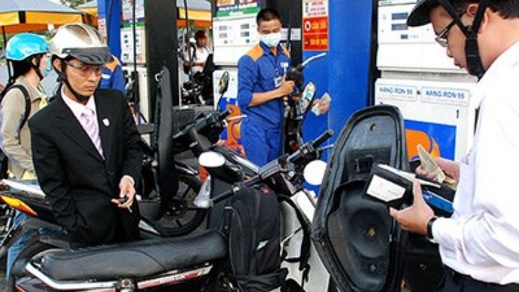 Thời sự chiều ngày 19/6/2015: Từ 3 giờ chiều nay, trong khi giá xăng các loại tăng 280 đồng thì dầu giảm 280-290 đồng một lít.