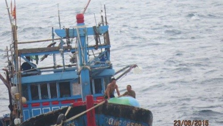 Tàu 629 Vùng 3 Hải quân ứng cứu ngư dân gặp nạn trên biển (Biển đảo Việt Nam ngày 26/6/2015)