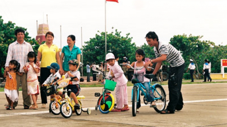 Ngày gia đình ở Trường Sa (Tâm tình biên giới hải đảo ngày 27/6/2015)