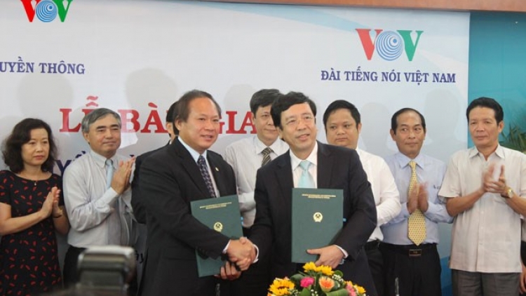Thời sự chiều ngày 27/6/2015: Bộ Thông tin và truyền thông chính thức bàn giao nguyên trạng Đài Truyền hình kĩ thuật số VTC về Đài Tiếng nói Việt Nam.