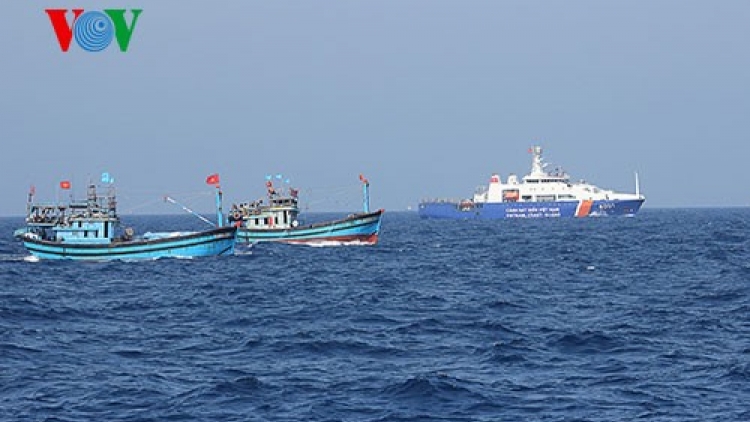 Kiểm ngư Việt Nam sát cánh cùng ngư dân bám biển (Biển đảo Việt Nam ngày 1/7/2015)