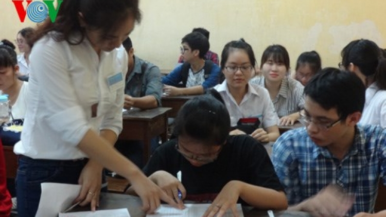 Thời sự chiều ngày 30/6/2015: Hơn 1 triệu thí sinh trên cả nước hôm nay bắt đầu làm thủ tục dự kỳ thi Trung học phổ thông quốc gia 2015.