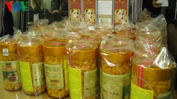 Thời sự chiều ngày 8/6/2015: Công an thành phố Hà Nội triệt phá cơ sở sản xuất thực phẩm chức năng giả, thu giữ khoảng 20 tấn thành phẩm nhiều nhãn hiệu sữa ong chúa, nhau thai cừu, Omega3 và Colagen.