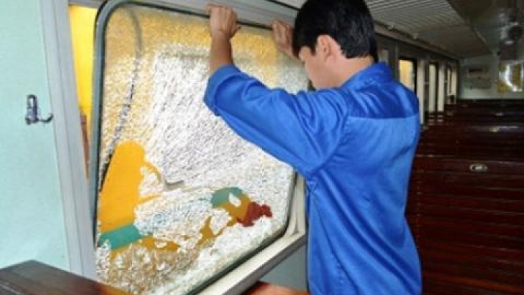 Ném đất đá lên ô tô, tàu hỏa - Phải xử phạt thật nghiêm.
