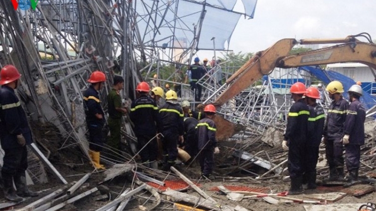 Thời sự chiều ngày 10/7/2015: Sập giàn giáo công trình xây dựng tại thành phố Hồ Chí Minh làm 2 người thiệt mạng và 5 người bị thương.