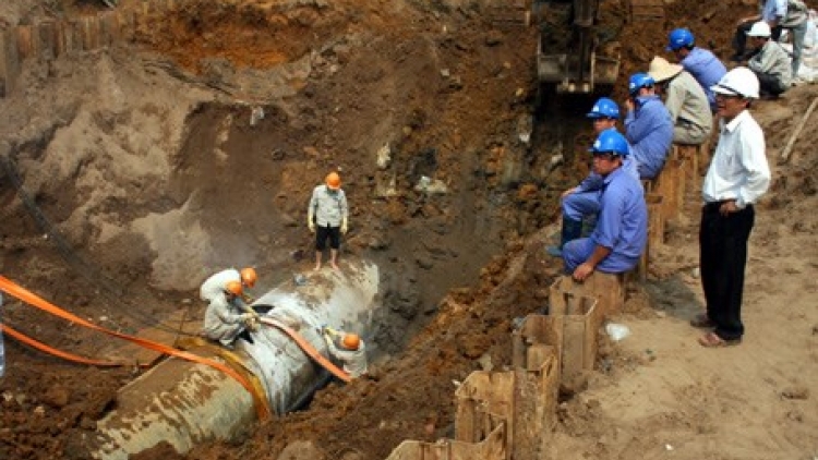 Thời sự trưa ngày 16/7/2015: Cơ quan Cảnh sát điều tra Bộ Công an vừa ra quyết định khởi tố bị can đối với 7 đối tượng liên quan đến vụ vỡ đường ống nước sông Đà, Hà Nội.
