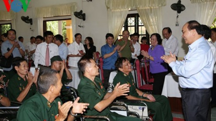 Thời sự chiều ngày 25/7/2015: Nhiều hoạt động thiết thực chăm lo đời sống vật chất, tinh thần cho thương bệnh binh, gia đình liệt sỹ.