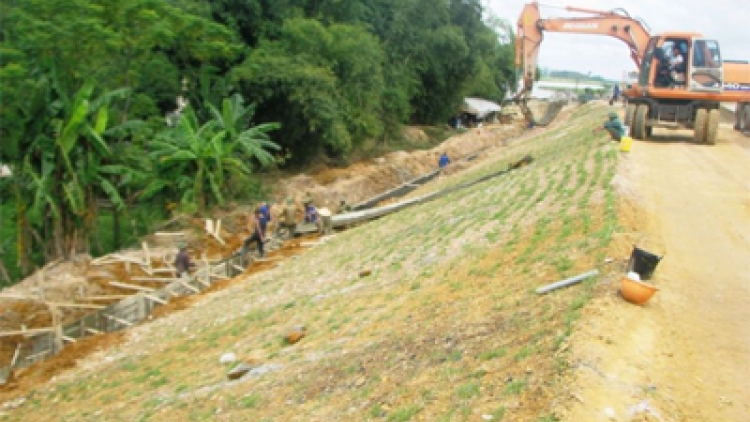 Khó khăn trong đảm bảo an toàn hành lang đê điều. (Nông nghiệp và nông thôn ngày 27/7/2015)