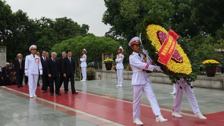 Thời sự trưa ngày 27/7/2015: Lãnh đạo Đảng, Nhà nước đến đặt vòng hoa, dâng hương tưởng niệm các Anh hùng liệt sỹ và vào lăng viếng Chủ tịch Hồ Chí Minh.