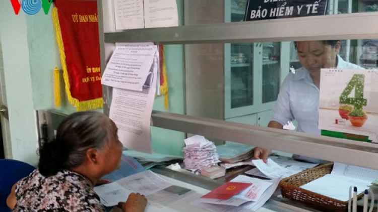 Vì sao người dân gặp khó khăn khi mua bảo hiểm y tế tự nguyện? (Chính phủ với người dân ngày 8/7/2015)