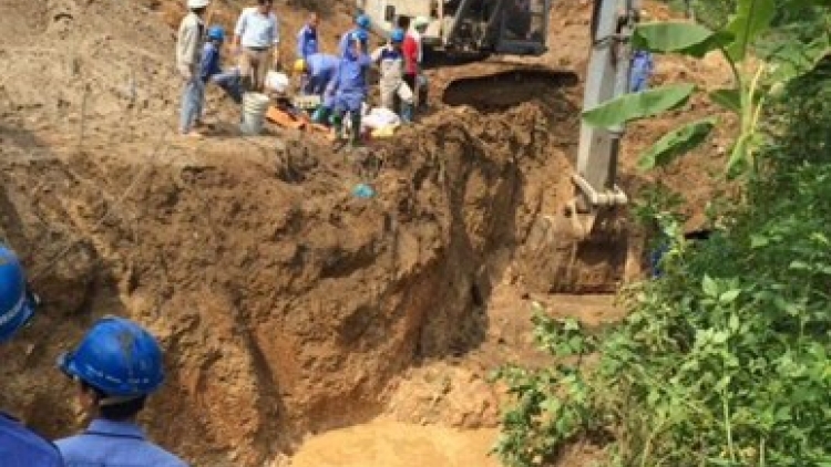 Sau sự việc vỡ đường ống nước sông Đà lần thứ 13, thành phố Hà Nội kêu gọi người dân tích trữ nước sạch phòng sự cố.