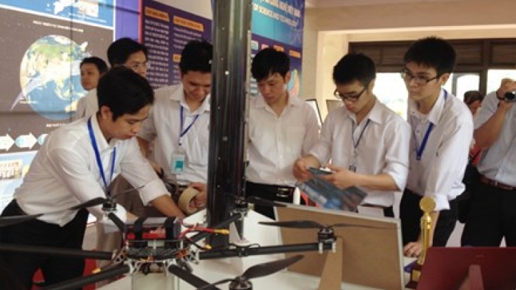 Lãnh đạo Chính phủ gặp các nhà khoa học trẻ trong nước.