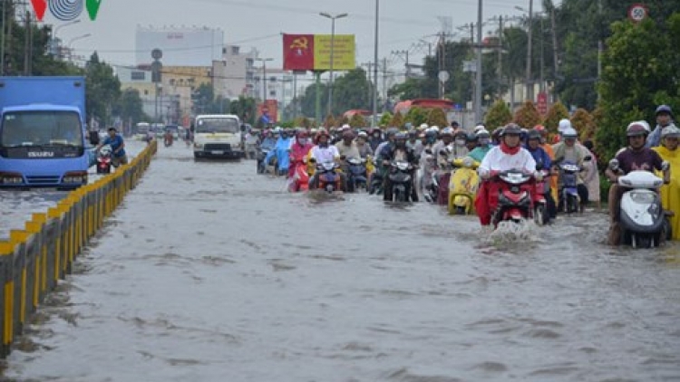 Thành phố Hồ Chí Minh ngập trong biển nước - dư luận đặt câu hỏi về các dự án, công trình chống ngập.