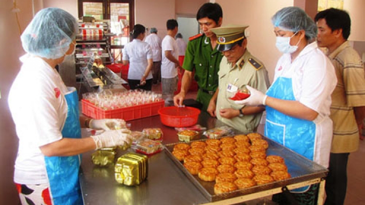 Nhiều cơ sở sản xuất bánh trung thu truyền thống tại Hà Nội có thái độ né tránh khi có đoàn kiểm tra vệ sinh an toàn thực phẩm