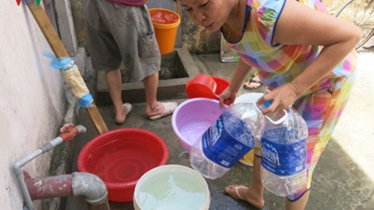 Chất lượng nước sinh hoạt thấp, liên tục xảy ra sự cố vỡ đường ống cung cấp nhưng giá nước sạch tại Hà Nội vẫn được điều chỉnh tăng 20% từ ngày mai.