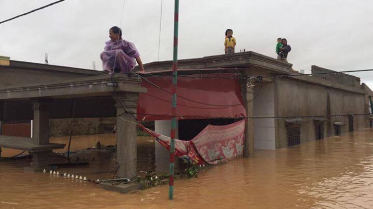 Mưa lũ tiếp tục gây nhiều thiệt hại cho các tỉnh từ Hà Tĩnh đến Quảng Bình, ít nhất đã có hơn 20 người chết và mất tích (Thời sự chiều 15/10/2016)