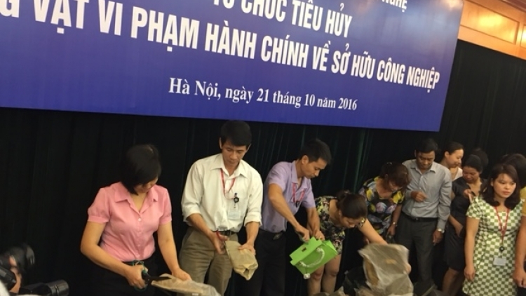 Bộ Khoa học và Công nghệ yêu cầu xử lý nghiêm tổ chức, cá nhân vi phạm tiêu hủy hàng hóa xảy ra ngày 21/10 vừa qua (Thời sự đêm 25/10/2016)