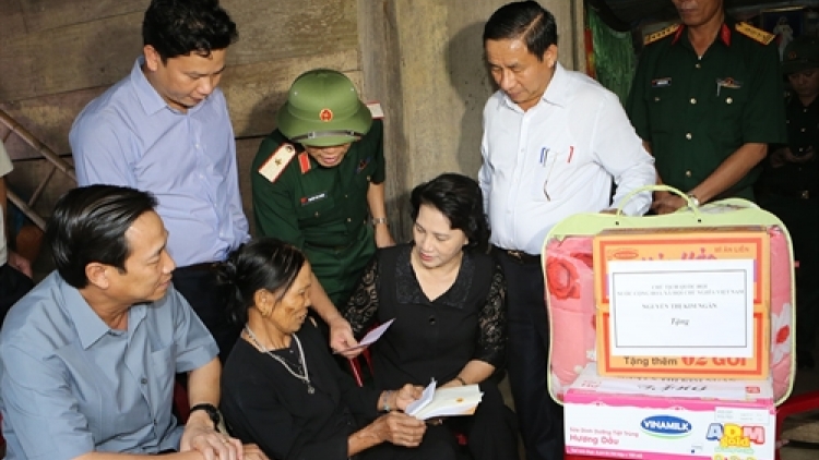 Chủ tịch Quốc hội Nguyễn Thị Kim Ngân đã đến thăm và tặng quà bà con các địa phương tại Hà Tĩnh (Thời sự chiều 19/10/2016)