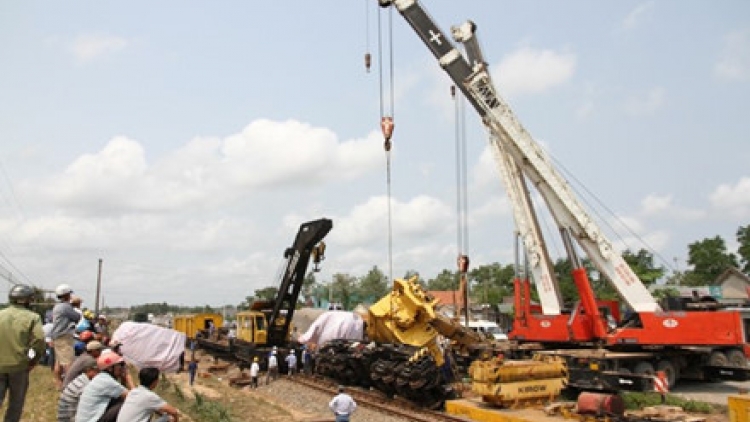 Hoàn tất việc khắc phục sự cố lật tàu chở hàng và thông tuyến đường sắt Bắc-Nam (Thời sự trưa 20/10/2016)