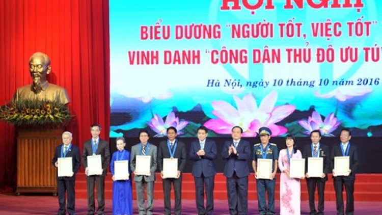 Thành phố Hà Nội vinh danh Công dân Thủ đô ưu tú năm nay nhân kỷ niệm 62 năm ngày giải phóng Thủ đô (Thời sự trưa 10/10/2016)