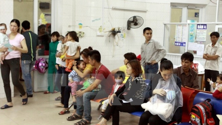 Bộ Y tế yêu cầu Bệnh viện Nhi Trung ương làm rõ thông tin báo chí về giá dịch vụ hiện cao nhất cả nước và có văn bản báo cáo gửi về Bộ trước ngày 15/10 (Thời sự trưa 13/10/2016)