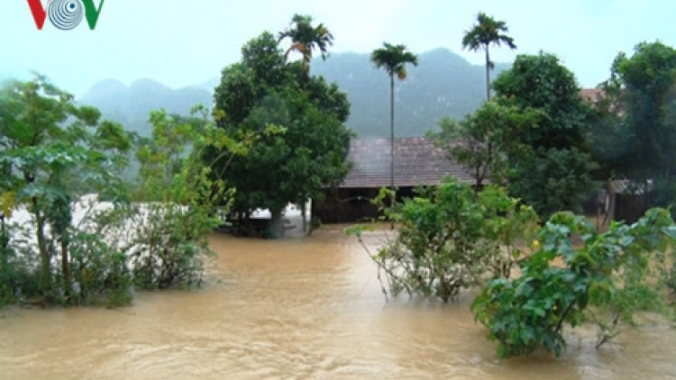 Tính đến sáng nay, mưa lũ ở miền Trung đã làm 60 người chết, mất tích và bị thương. (Thời sự trưa 18/10/2016)