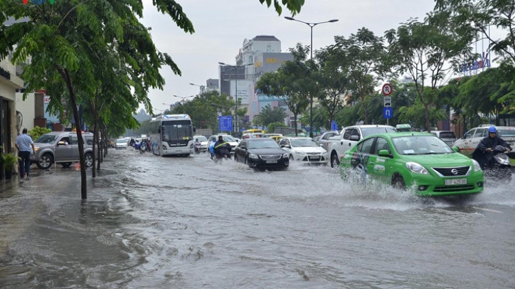 Cơn mưa lớn và kéo dài chiều nay, đã làm nhiều khu vực của thành phố Hồ Chí Minh tiếp tục ngập sâu trong nước (Thời sự đêm 3/10/2016)