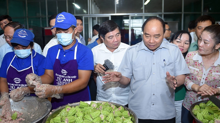 Thủ tướng Nguyễn Xuân Phúc và Đoàn công tác kiểm tra an toàn vệ sinh thực phẩm tại một cơ sở chế biến suất ăn công nghiệp và một số quán ăn đường phố tại thành phố Hồ Chí Minh (Thời sự trưa 08/10/2016)