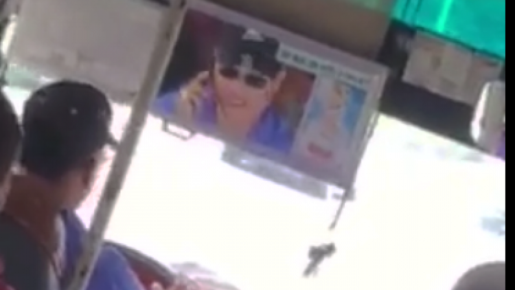 Nhân viên thu vé xe buýt tố cáo tài xế xe buýt nghe điện thoại trong khi chở khách bị đuổi việc (10/11/2016)