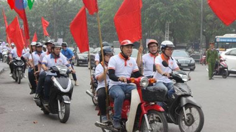 Lần đầu tiên nước ta triển khai Tháng hành động vì bình đẳng giới và phòng, chống bạo lực trên cơ sở giới, với chủ đề "Chung tay xóa bỏ bạo lực đối với phụ nữ và trẻ em gái" (Thời sự trưa 13/11/2016)