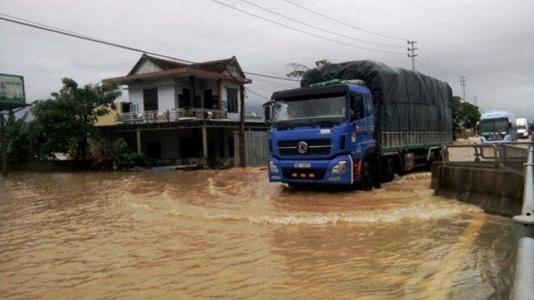 Mưa lũ tại các tỉnh miền Trung đã làm 9 người mất tích và bị thương (Thời sự trưa 02/11/2016)