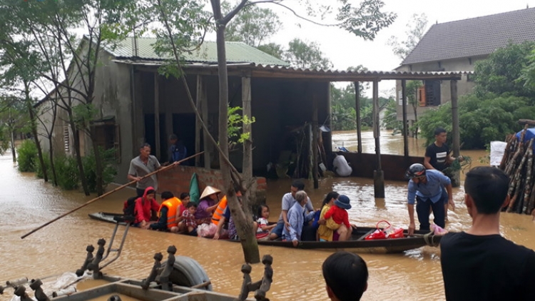 Mưa lớn tại các tỉnh Miền Trung khiến mực nước hồ đập thủy điện lên nhanh buộc phải xả lũ đã dẫn đến nhiều huyện miền núi bị cô lập (Thời sự đêm 2/11/2016)
