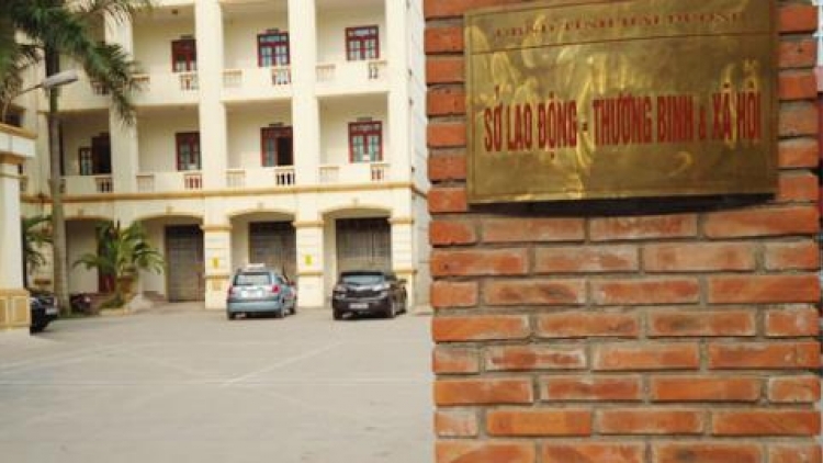 Bổ nhiệm 43 lãnh đạo cấp phòng trên tổng số 45 biên chế là "vì dân": Không thuyết phục. (01/11/2016)