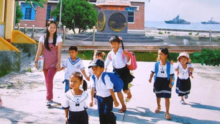 Lần đầu tiên Đài Tiếng nói Việt Nam thực hiện cầu truyền hình trực tiếp về Ngày thầy trò nhân ngày Nhà giáo Việt Nam. (Thời sự trưa 20/11/2016)