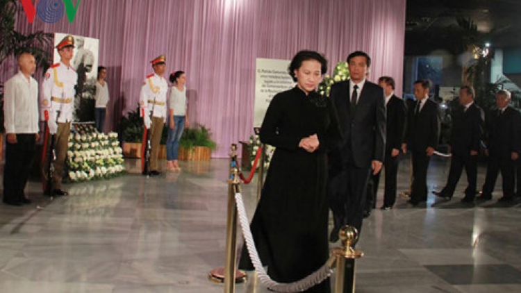 Chủ tịch Quốc hội Nguyễn Thị Kim Ngân viếng lãnh tụ Cuba Fidel Castro (Thời sự trưa 29/11/2016)