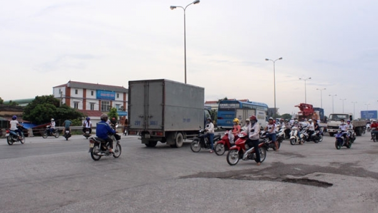 Bạn hữu đường xa: Tình trạng công nhân các khu công nghiệp đi ngược chiều đường quốc lộ (12/12/2016)