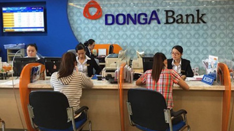 Ngân hàng Nhà nước khẳng định sẽ bảo vệ quyền lợi người gửi tiền tại Ngân hàng Đông Á sau khi cơ quan công an khởi tố một số cán bộ nguyên lãnh đạo Ngân hàng này (Thời sự chiều 11/12/2016)