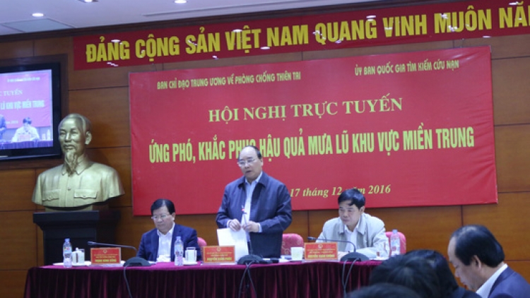 Thủ tướng Nguyễn Xuân Phúc chủ trì Hội nghị trực tuyến ứng phó mưa lũ với các tỉnh thành bị ảnh hưởng tại miền Trung (Thời sự trưa 17/12/2016)