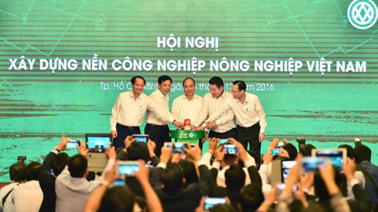 Thủ tướng Nguyễn Xuân Phúc đưa ra thông điệp: Bất kỳ cá nhân tổ chức doanh nghiệp nào đầu tư vào nông nghiệp ứng dụng công nghệ cao, Chính phủ sẽ ủng hộ và tạo điều kiện hết mình, không có việc xin cho (19/12/2016)