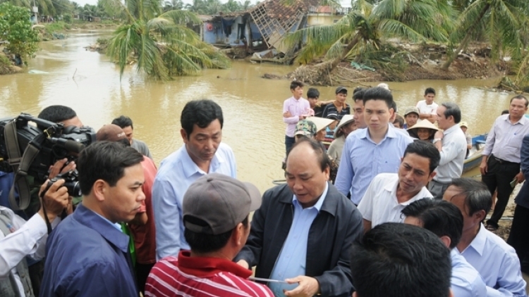 Thủ tướng Nguyễn Xuân Phúc quyết định hỗ trợ tỉnh Bình Định 80 tỷ đồng để khắc phục hậu quả thiên tai và cấp phát thêm 2.000 tấn gạo để hỗ trợ người dân ăn Tết (Thời sự đêm 21/12/2016)