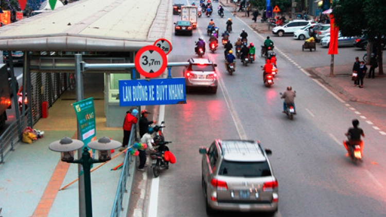 Từ ngày 1/1/2017 sẽ chính thức đưa tuyến xe buýt nhanh BRT Kim Mã - Yên Nghĩa vào hoạt động, đồng thời miễn phí vé cho hành khách sử dụng trong thời gian một tháng (Thời sự đêm 19/12/2016)
