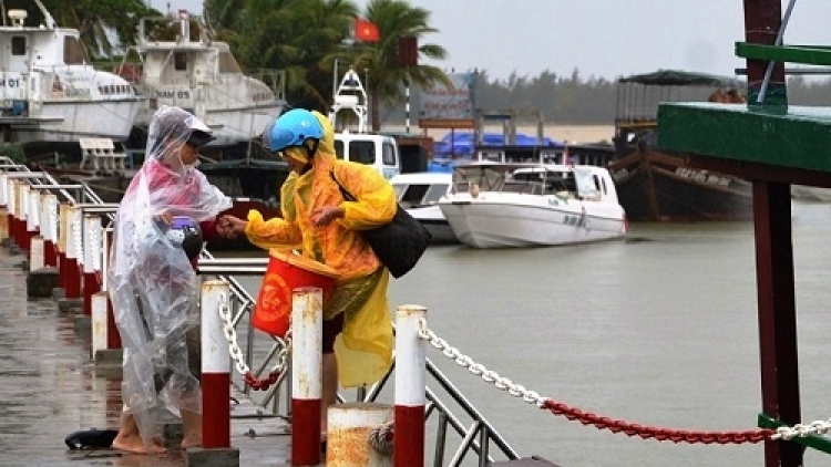 Giông lốc kèm sóng to, biển động mạnh, khiến hơn 1 nghìn du khách bị mắc kẹt trên đảo Cù Lao Chàm không thể trở về đất liền (Thời sự đêm 18/4/2016)