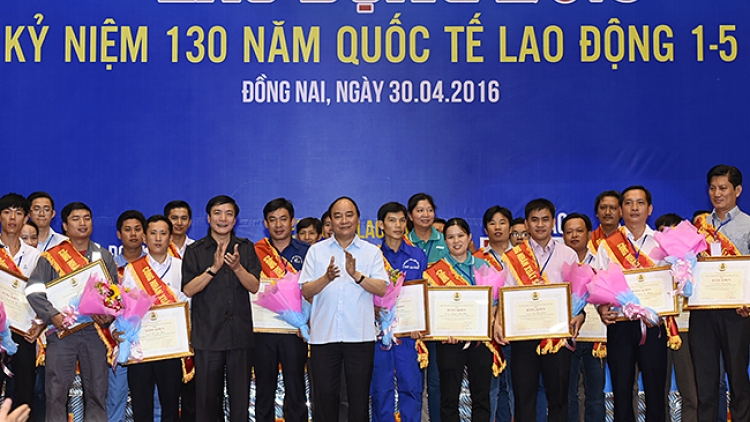 Nói chuyện với 3.000 công nhân các tỉnh phía Nam, Thủ tướng Nguyễn Xuân Phúc khẳng định sẽ có nhiều chính sách giúp cải thiện đời sống người lao động và mong muốn đội ngũ công nhân có ý chí và rèn luyện tay nghề hơn nữa. (Thời sự chiều 30/4/2016)