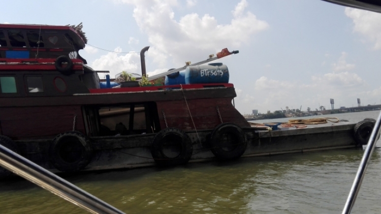 Rạng sáng nay, một chiếc sà lan bị đứt dây lai dắt trôi tự do lao vào sà lan đang thi công cầu Ghềnh (Thời sự đêm 24/4/2016)