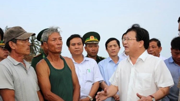 Phó Thủ tướng Trịnh Đình Dũng chỉ đạo thành lập đường dây nóng để tập trung chỉ đạo, tháo gỡ khó khăn kịp thời cho ngư dân. (Thời sự trưa 30/4/2016)